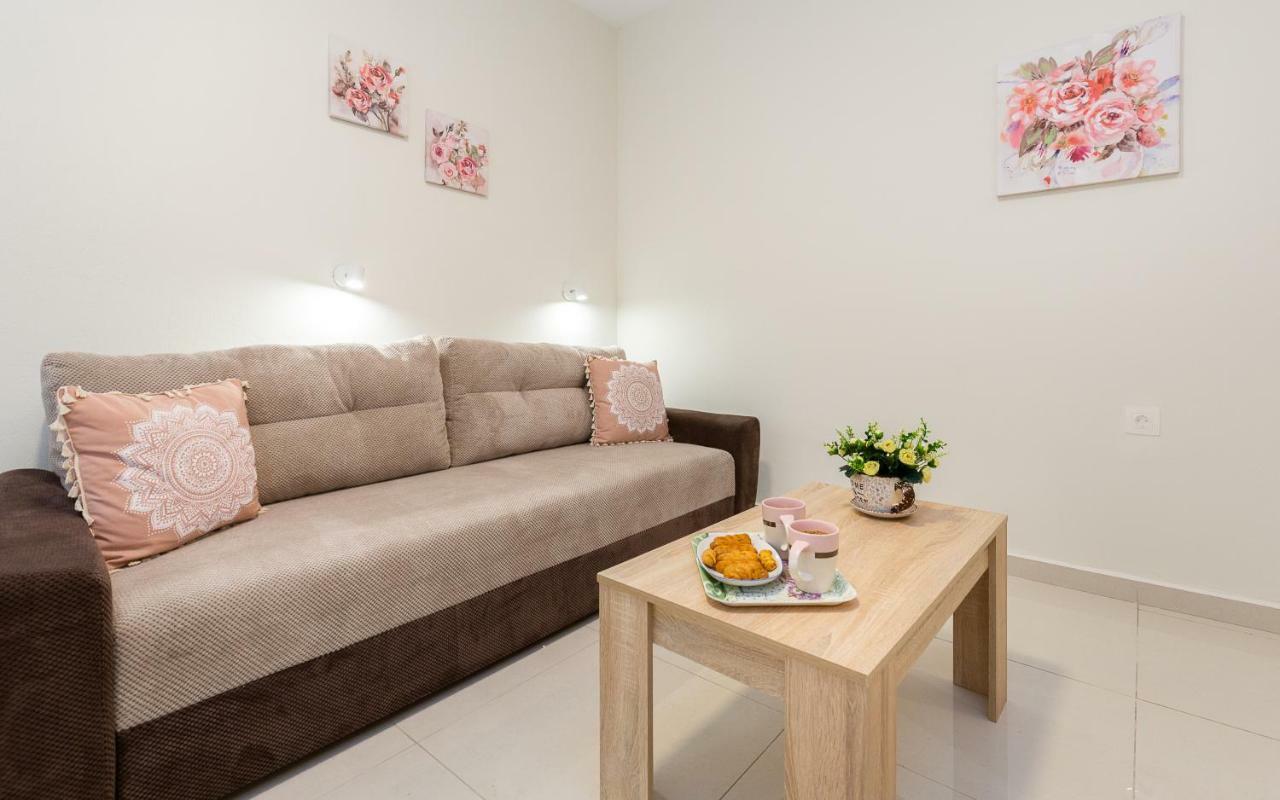 Aglaia Apartment *